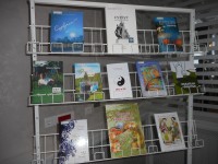 Вверху на стенде коллективный сборник «Северного огонька»