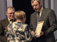 Л.Елистратова получает диплом сына