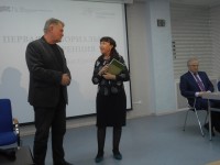 Директор ЦБ Н.В.Жукова принимает дар В.А.Латынина