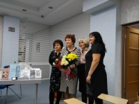 Перед началом торжества в кругу друзей